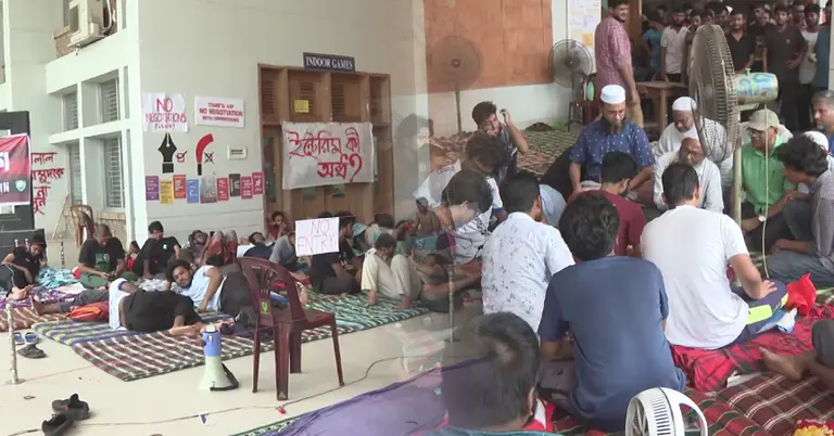ভিসির পদত্যাগ দাবিতে অনশনরত কুয়েট শিক্ষার্থীরা